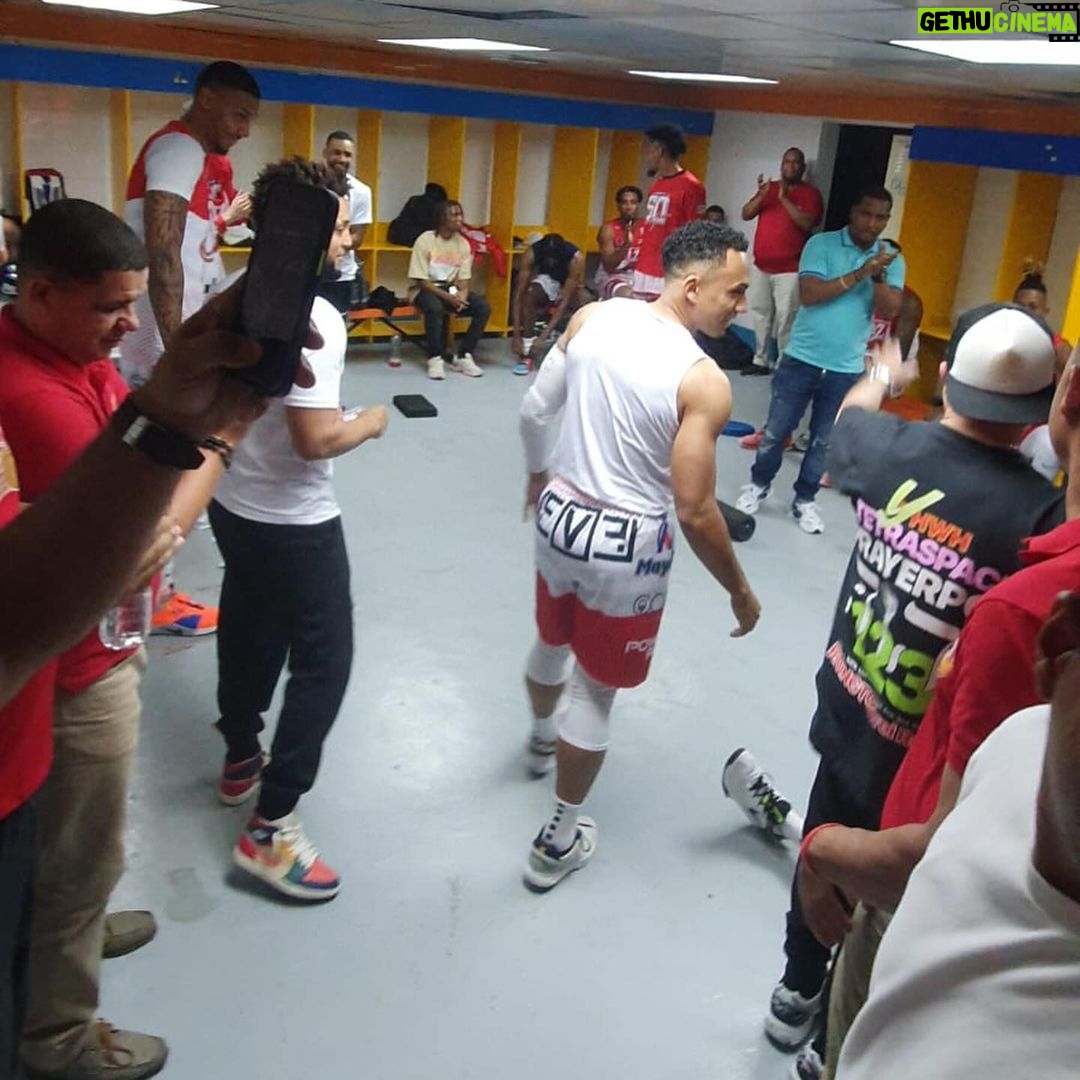 Jowell Instagram - Conociendo la liga de baloncesto de acá de #Santiago #RD 🇩🇴 @abasacaoficial Muy Buena , de hecho! Nada que envidiarle al BSN . Aqui visitando a mis panas @abreu1123 y @money.rodriguez que estan matando la liga por acâ! Gracias por la invitación !! Gran Arena del Cibao