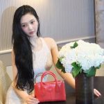 Joy Instagram - ❁ᴗ͈ ˬ ᴗ͈)⁾⁾⁾ 소중하고 고마운 언니들,,,💖 캐리어가 늦게 도착해도 서로를 위하는 마음으로 극복해낸 우리😭♥️ 고맙습니다♥️ @ha_yeonnnnnn @hyunnyvely @lxxjemma @kangyewon @_byeol1016 @zeehyeon @xo__hee @lussanalyuss @yebbi__i ———————————————♥️ Milan, Italy