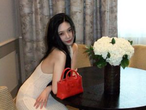 Joy Instagram - ❁ᴗ͈ ˬ ᴗ͈)⁾⁾⁾ 소중하고 고마운 언니들,,,💖 캐리어가 늦게 도착해도 서로를 위하는 마음으로 극복해낸 우리😭♥️ 고맙습니다♥️ @ha_yeonnnnnn @hyunnyvely @lxxjemma @kangyewon @_byeol1016 @zeehyeon @xo__hee @lussanalyuss @yebbi__i ———————————————♥️ Milan, Italy