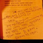 Ju-ne Instagram - 바람부는 날이면 압구정동에 가야 한다 4 ㅡ불의 부페 소망교회 앞, 주 찬양하는 뽀얀 아이들의 행렬, 촛불을 들고 억센 바람 속을 걸어간다 태초에 불이 있나니라, 이후의ㅡ 칠흙의 두메 산골을 걸어가다 발견한, 그 희미한 흔들림만으로도 반갑던 먼 곳의 등잔불이여 불빛을 발견한 오징어의 눈깔처럼 눈에 거품을 물고 돌진 돌진 불 같은 소망이 이 백야성을 만들었구나, 부릅뜬 눈의 식욕, 보기만 해도 눈에 군침이 괴는, 저 불의 부페 색의 성찬을 보라 그저 불밝히기 위해 심지 돋우던 시절은 지났다 매서운 한강 똥바람 속 촛불의 아이들은 너무도 당당해 보인다 그들을 감싸고 있는 이 도시 전체가 하나의 거대한 수정 샹들리에이므로 풍전등화, 불을 키운 건 팔 할이 바람이었다 이젠 바람도 불과 함께 놀아난다 휘황찬란 늘어진 샹들리에 주위에 붙은 똥파리 불의 소망 근처에서 불의 구린내를 빠는 똥파리의 윙윙 날개 바람 바람 속으로 빽이 든든한 촛불들이 기쁘다 구주 기쁘다 걸어간다, 보무도 당당히, 오징어의 시커먼 눈들이 신바람으로 몰려가는, 불의 부페 파티장 쪽으로 #바람부는날이면압구정동에가야한다 #유하시집 #시간나실때읽어보세요