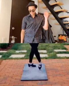 Juan A. Baptista Instagram - Normal una bailaita 🙀🤣⏳🐈👨🏼‍✈️😸🌎🐈💥#catdanzo #fgp#duo#hoinghome #actor