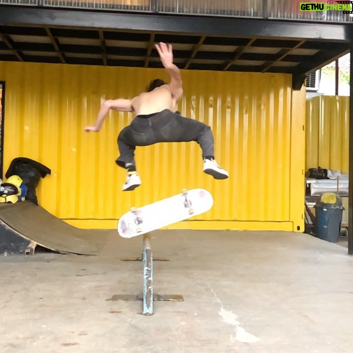 Juan Bio One - 93.7K Likes - Iya gue mah kickflip aja udah cukup.