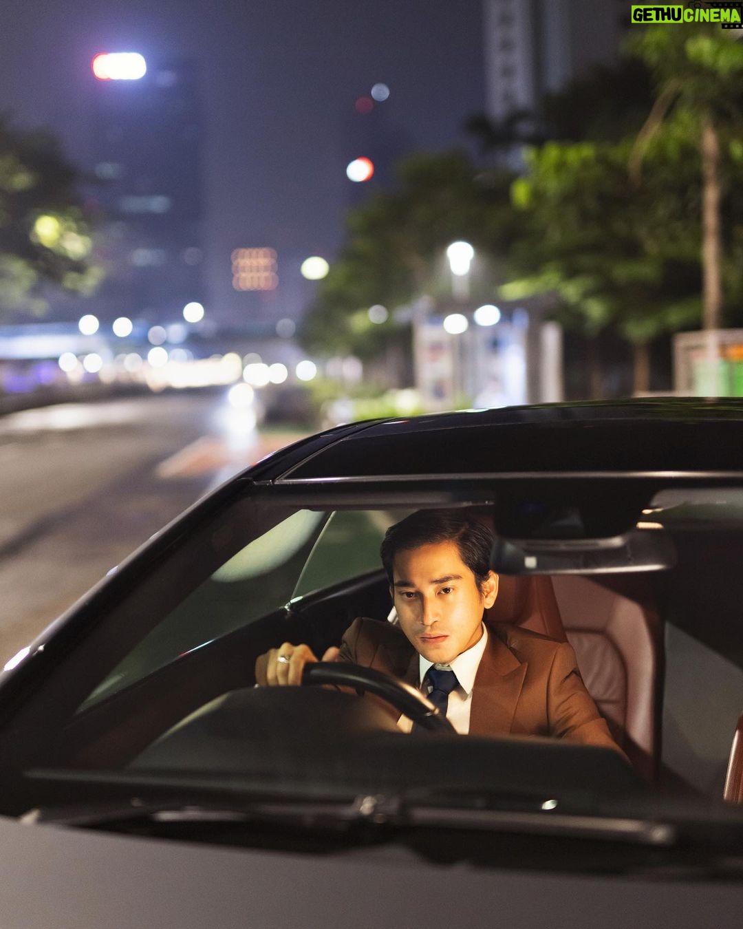 Juan Bio One - 79.5K Likes - @jackysuhartophotography Present
JJS Vol.2 series 1 #JackyJournalSession
Starring Juan Bio @bojvoyej.
Outfit @wonghangtailor
Location @thegunawarman
Dalam edisi JJS kali ini, saya terinspirasi dari salah satu movie director favorit saya yaitu Wong Kar Wai.
Mengusung tema "Self Love" yang berlokasikan di Hotel @thegunawarman dan berjalan-jalan melintasi kota. Jakarta di malam hari dan menikmati semangkuk mie ayam, adalah beberapa hal yg tampak kecil namun memberikan efek besar untuk "recharge" kembali kesehatan mental saya.
Seperti JJS Vol.1, Bio terbalut suit dari salah satu tailor favorit saya @wonghangtailor - membuat semua pose lebih effortless karena fitting yang rapih dan sharp namun tetap nyaman dipakai. (Konsep yang sangat terbalik dari "Beauty is Pain").
Di edisi kali ini, saya juga senang sekali bisa ‘kenalan’ lebih dalam dengan kamera Canon EOS R5 dari @canon.indonesia @canonasia . Shooting menggunakan Available lighting menjadi lebih Mudah dan effortless. Dibantu dengan ‘Eye Detection AF’ yg cepat walau dalam keadaan low Light malam hari. Plus Inbody Image Stabilization super helpful agar tidak ada gambar yg Shaking atau Blur karena long Exposure di kegelapan.
Hope you will enjoy this as much as I did making it. 🙏🏼✨🥂
Special thank you and credits goes to :
Assisted by my Good Friend @realdriel
Retouch by @stevedjo.artworks
