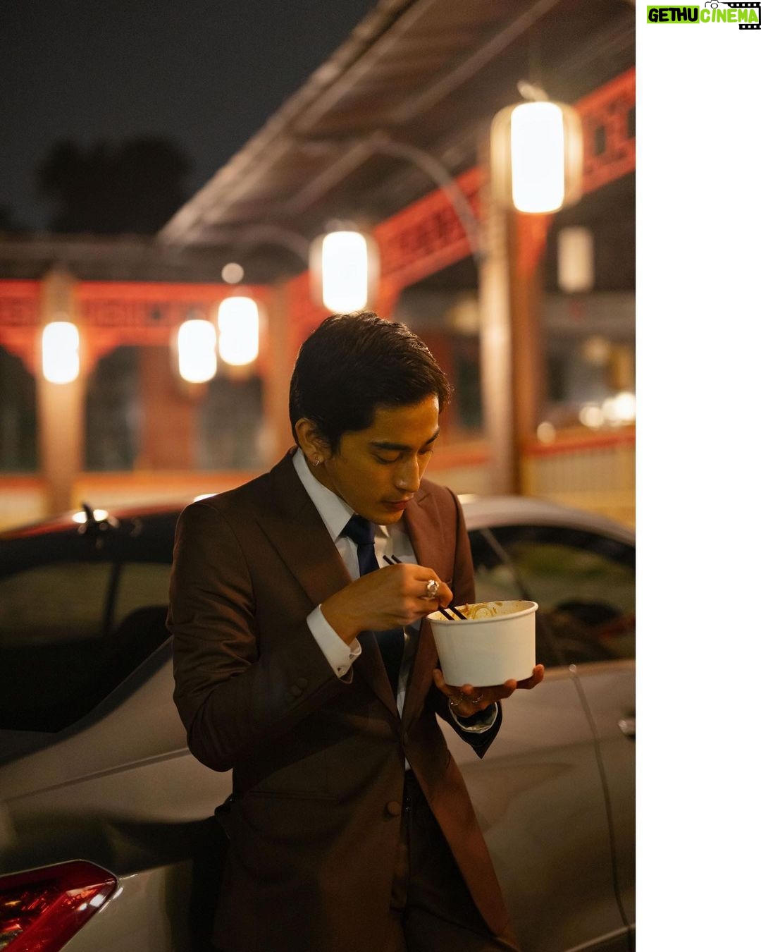 Juan Bio One - 79.5K Likes - @jackysuhartophotography Present
JJS Vol.2 series 1 #JackyJournalSession
Starring Juan Bio @bojvoyej.
Outfit @wonghangtailor
Location @thegunawarman
Dalam edisi JJS kali ini, saya terinspirasi dari salah satu movie director favorit saya yaitu Wong Kar Wai.
Mengusung tema "Self Love" yang berlokasikan di Hotel @thegunawarman dan berjalan-jalan melintasi kota. Jakarta di malam hari dan menikmati semangkuk mie ayam, adalah beberapa hal yg tampak kecil namun memberikan efek besar untuk "recharge" kembali kesehatan mental saya.
Seperti JJS Vol.1, Bio terbalut suit dari salah satu tailor favorit saya @wonghangtailor - membuat semua pose lebih effortless karena fitting yang rapih dan sharp namun tetap nyaman dipakai. (Konsep yang sangat terbalik dari "Beauty is Pain").
Di edisi kali ini, saya juga senang sekali bisa ‘kenalan’ lebih dalam dengan kamera Canon EOS R5 dari @canon.indonesia @canonasia . Shooting menggunakan Available lighting menjadi lebih Mudah dan effortless. Dibantu dengan ‘Eye Detection AF’ yg cepat walau dalam keadaan low Light malam hari. Plus Inbody Image Stabilization super helpful agar tidak ada gambar yg Shaking atau Blur karena long Exposure di kegelapan.
Hope you will enjoy this as much as I did making it. 🙏🏼✨🥂
Special thank you and credits goes to :
Assisted by my Good Friend @realdriel
Retouch by @stevedjo.artworks
