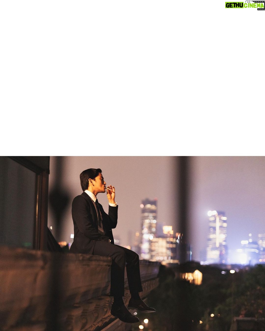 Juan Bio One - 79.5K Likes - @jackysuhartophotography Present
JJS Vol.2 series 1 #JackyJournalSession
Starring Juan Bio @bojvoyej.
Outfit @wonghangtailor
Location @thegunawarman
Dalam edisi JJS kali ini, saya terinspirasi dari salah satu movie director favorit saya yaitu Wong Kar Wai.
Mengusung tema "Self Love" yang berlokasikan di Hotel @thegunawarman dan berjalan-jalan melintasi kota. Jakarta di malam hari dan menikmati semangkuk mie ayam, adalah beberapa hal yg tampak kecil namun memberikan efek besar untuk "recharge" kembali kesehatan mental saya.
Seperti JJS Vol.1, Bio terbalut suit dari salah satu tailor favorit saya @wonghangtailor - membuat semua pose lebih effortless karena fitting yang rapih dan sharp namun tetap nyaman dipakai. (Konsep yang sangat terbalik dari "Beauty is Pain").
Di edisi kali ini, saya juga senang sekali bisa ‘kenalan’ lebih dalam dengan kamera Canon EOS R5 dari @canon.indonesia @canonasia . Shooting menggunakan Available lighting menjadi lebih Mudah dan effortless. Dibantu dengan ‘Eye Detection AF’ yg cepat walau dalam keadaan low Light malam hari. Plus Inbody Image Stabilization super helpful agar tidak ada gambar yg Shaking atau Blur karena long Exposure di kegelapan.
Hope you will enjoy this as much as I did making it. 🙏🏼✨🥂
Special thank you and credits goes to :
Assisted by my Good Friend @realdriel
Retouch by @stevedjo.artworks