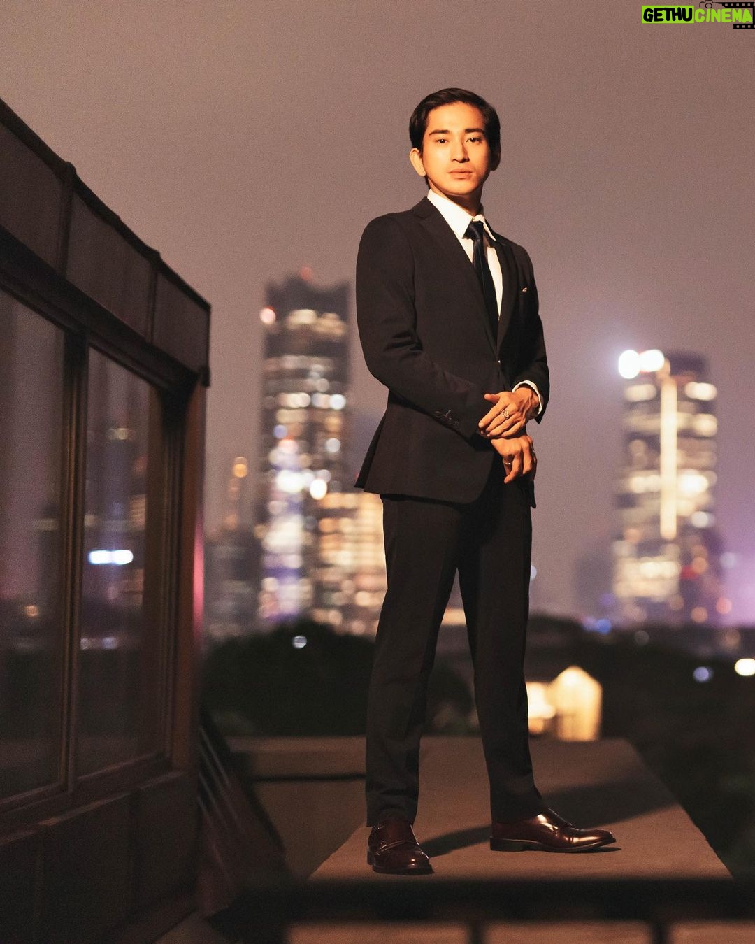 Juan Bio One - 79.5K Likes - @jackysuhartophotography Present
JJS Vol.2 series 1 #JackyJournalSession
Starring Juan Bio @bojvoyej.
Outfit @wonghangtailor
Location @thegunawarman
Dalam edisi JJS kali ini, saya terinspirasi dari salah satu movie director favorit saya yaitu Wong Kar Wai.
Mengusung tema "Self Love" yang berlokasikan di Hotel @thegunawarman dan berjalan-jalan melintasi kota. Jakarta di malam hari dan menikmati semangkuk mie ayam, adalah beberapa hal yg tampak kecil namun memberikan efek besar untuk "recharge" kembali kesehatan mental saya.
Seperti JJS Vol.1, Bio terbalut suit dari salah satu tailor favorit saya @wonghangtailor - membuat semua pose lebih effortless karena fitting yang rapih dan sharp namun tetap nyaman dipakai. (Konsep yang sangat terbalik dari "Beauty is Pain").
Di edisi kali ini, saya juga senang sekali bisa ‘kenalan’ lebih dalam dengan kamera Canon EOS R5 dari @canon.indonesia @canonasia . Shooting menggunakan Available lighting menjadi lebih Mudah dan effortless. Dibantu dengan ‘Eye Detection AF’ yg cepat walau dalam keadaan low Light malam hari. Plus Inbody Image Stabilization super helpful agar tidak ada gambar yg Shaking atau Blur karena long Exposure di kegelapan.
Hope you will enjoy this as much as I did making it. 🙏🏼✨🥂
Special thank you and credits goes to :
Assisted by my Good Friend @realdriel
Retouch by @stevedjo.artworks
