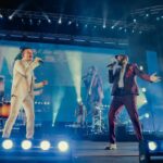 Juan Luis Guerra Instagram - Nada como cantar en mi país y compartir escenario con mis queridos amigos a quienes aprecio y admiro: Fonseca, Pavel Núñez, Techy Fatule, Melymel, Alex Ferreira, Maridalia Hernandez, Mariela Mercado, Adalgisa Pantaleón, Los Hermanos Rosario; Rafa, Tony y Luis, Vicente Garcia y Mozart La Para 📷 @danielgarciadr #EntreMaryPalmerasTour @sdconcerts