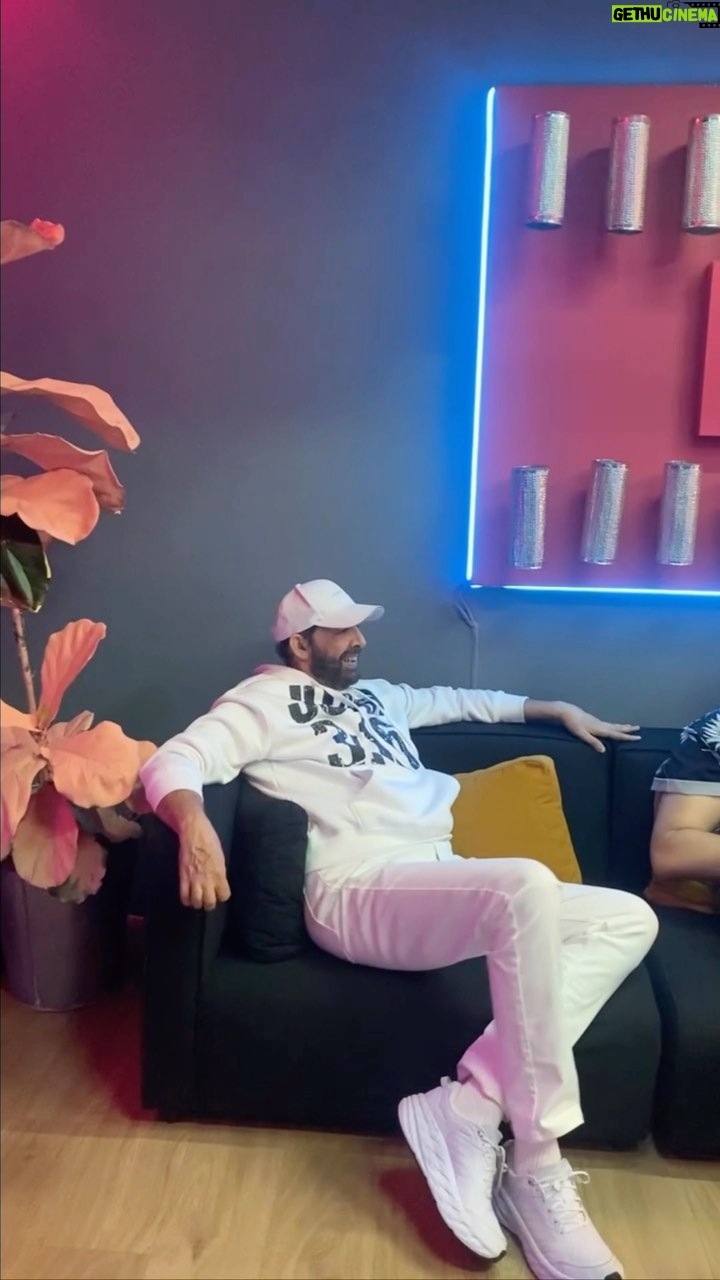 Juan Luis Guerra Instagram - ¡Rodando! #Mambo23
