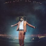 Juan Luis Guerra Instagram - ¡Barcelona, gracias por darnos tanto! ¡Por el coro, el baile y la alegría! #EntreMaryPalmerasTour @proactivents 📷 @babeto Barcelona, España