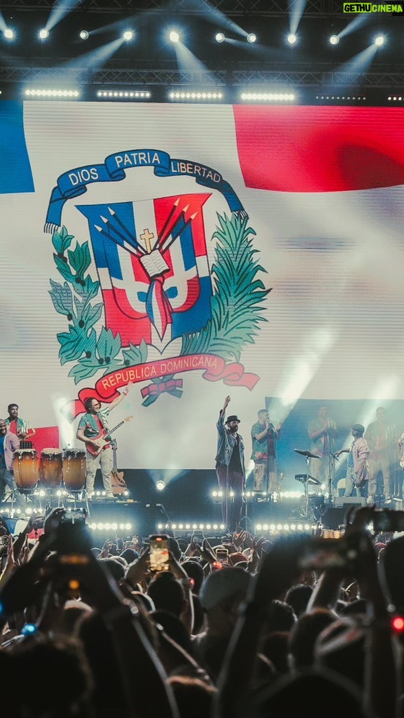 Juan Luis Guerra Instagram - ¡¡Queremos dar gracias, muchas gracias!! ¡Al maravilloso público dominicano por llenarnos de cariño y alegría! A Saymon Díaz, Chabebe y todo el equipo de SD Concerts, bravo! A mis queridos amigos a quienes aprecio y admiro: Fonseca, Pavel Núñez, Techy Fatule, Melymel, Alex Ferreira, Maridalia Hernandez, Mariela Mercado, Adalgisa Pantaleón, Los Hermanos Rosario y Vicente Garcia!! ¡Aún cantan nuestros corazones! @saymondiaz @josechabebe @sdconcerts @fonsecamusic @pavelnunez @techyfatule @melymel @alex_ferreira @maridaliahernandezoficial @marielamercadop @adalgisap @hermanosrosariord @vicentegarcia #EntreMaryPalmerasTour 📹📷 @babeto @danielgarciadr