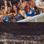 Juan Luis Guerra Instagram - ¡Barcelona, gracias por darnos tanto! ¡Por el coro, el baile y la alegría! #EntreMaryPalmerasTour @proactivents 📷 @babeto Barcelona, España