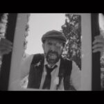 Juan Luis Guerra Instagram - ¡Hoy la sala se convierte en pista de baile! ¡Ya esta live el nuevo video de Dj Bachata en Youtube! ¡Los espero en los comentarios!