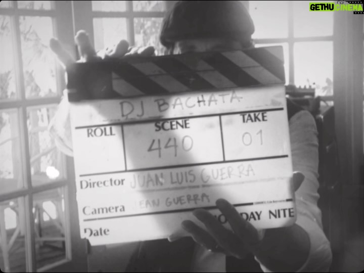 Juan Luis Guerra Instagram - ¡Cuando menos lo esperaba, un DJ puso bachata! ¡Premiere del vídeo DJ Bachata mañana a las 8PM en YouTube.