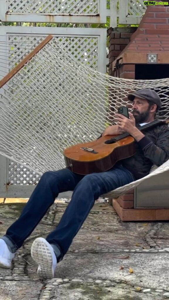 Juan Luis Guerra Instagram - Parada técnica entre conciertos en la hamaca de mi patio.
