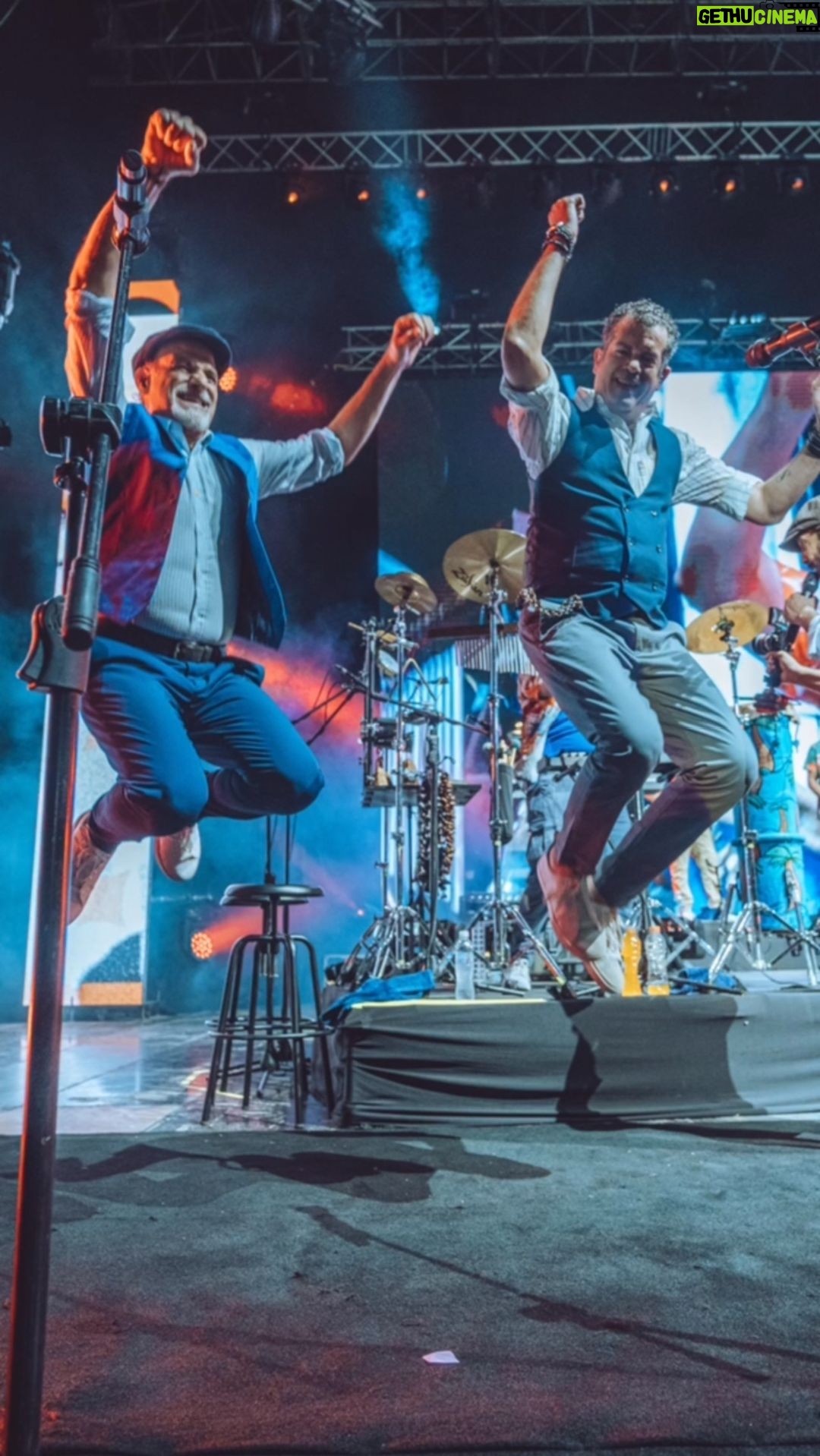 Juan Luis Guerra Instagram - Cuando Roger y Quico ven al público saltar, no se quedan atrás. Momentos #EntreMaryPalmerasTour