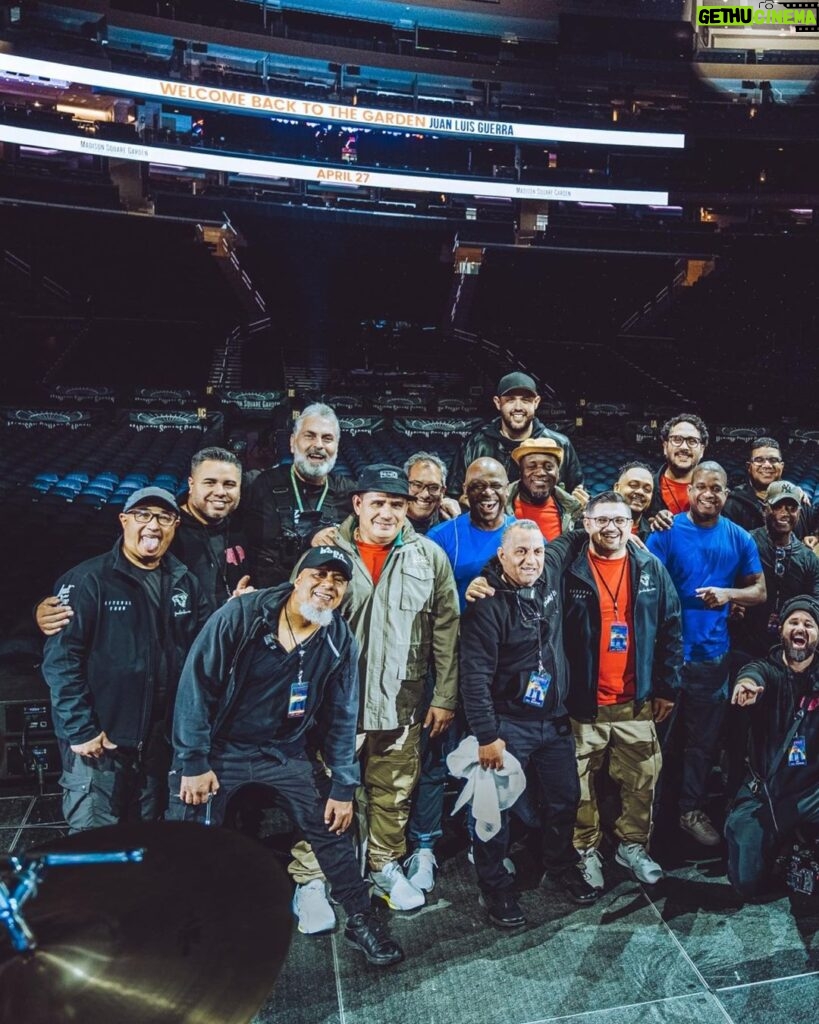 Juan Luis Guerra Instagram - ¡Familia 440 en el Madison! 📷 @babeto