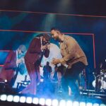Juan Luis Guerra Instagram - Querido Romeo, gracias por regalarnos este momento tan especial cantando Frío-Frío. ¡Nos alegra el corazón compartir escenario contigo! Y gracias a todo el maravilloso público de New York. ¡¡Ha sido noche memorable!! @romeosantos 📷📹 @babeto #entremarypalmerastour @loudliveentertainment