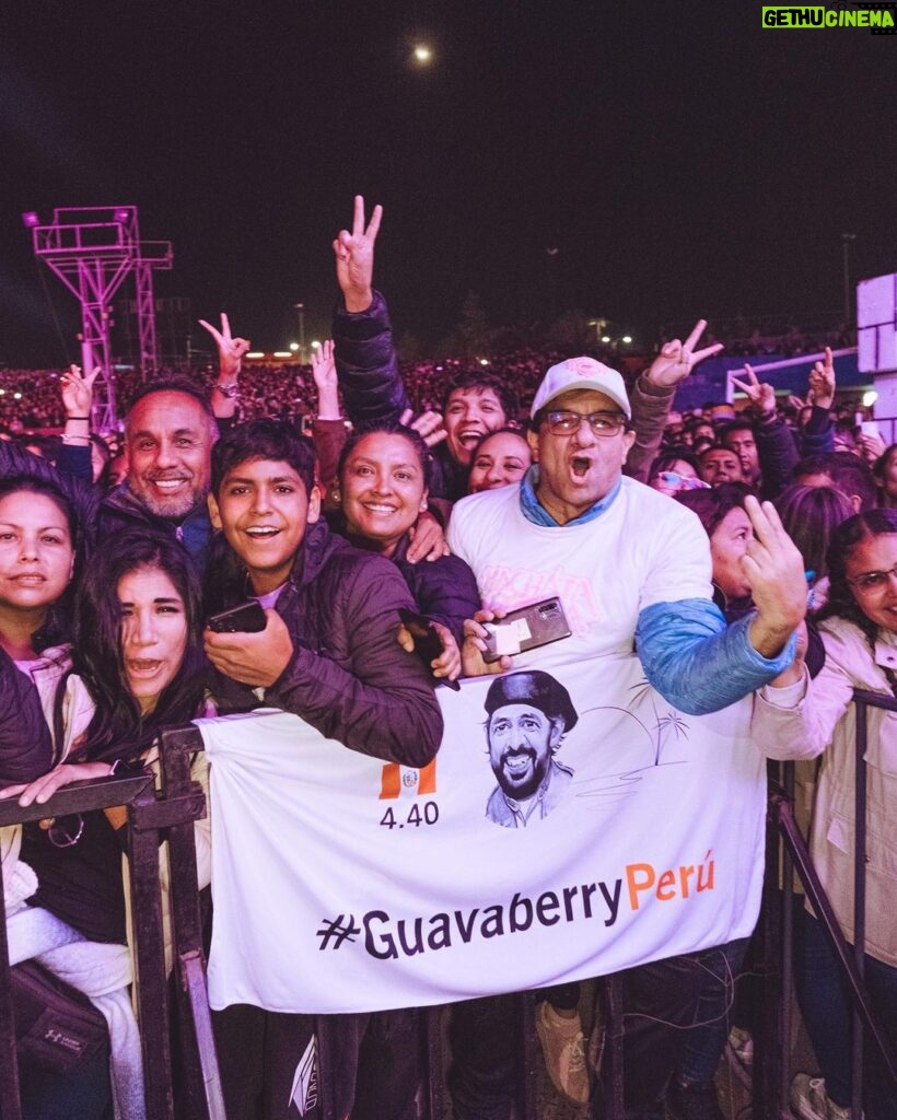 Juan Luis Guerra Instagram - Al hermoso público de Arequipa, ¡gracias por tanto cariño! La alegría de sus caras aún en nuestros corazones! #EntreMaryPalmerasTour @sdconcerts 📷 @babeto Arequipa La Ciudad Blanca