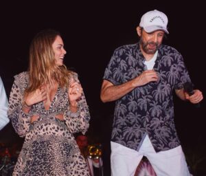 Juan Luis Guerra Instagram - ¡Ven baila conmigo! Recordando a mis queridos @juanes y @lachechi “Cecilia” disponible en tu plataforma digital favorita ¿Ya la escuchaste?