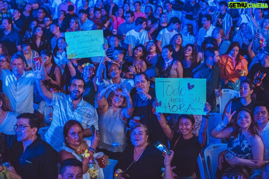 Juan Luis Guerra Instagram - ¡Gracias al maravilloso público de El Salvador por recibirnos con tanta alegría y cariño! ¡Bendiciones y un fuerte abrazo! 📷@babeto #EntreMaryPalmerasTour @sdconcerts