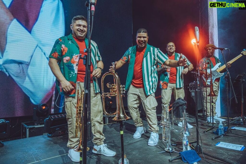 Juan Luis Guerra Instagram - ¡Gracias al maravilloso público de El Salvador por recibirnos con tanta alegría y cariño! ¡Bendiciones y un fuerte abrazo! 📷@babeto #EntreMaryPalmerasTour @sdconcerts
