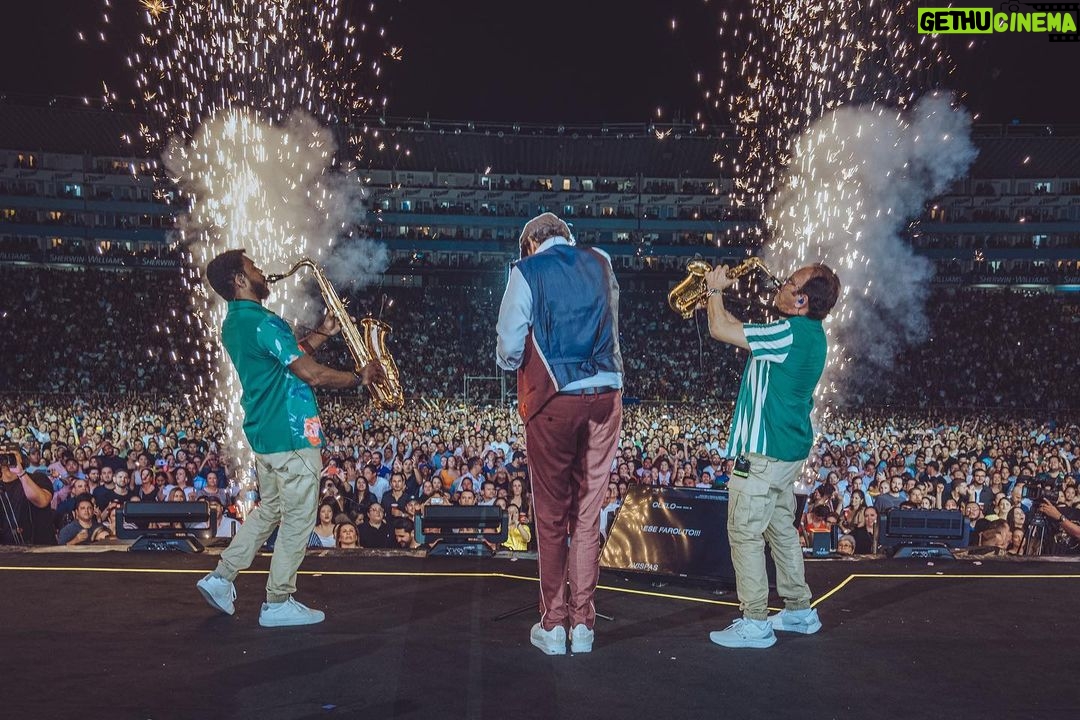 Juan Luis Guerra Instagram - ¡Gracias al maravilloso público de El Salvador por recibirnos con tanta alegría y cariño! ¡Bendiciones y un fuerte abrazo! 📷@babeto #EntreMaryPalmerasTour @sdconcerts
