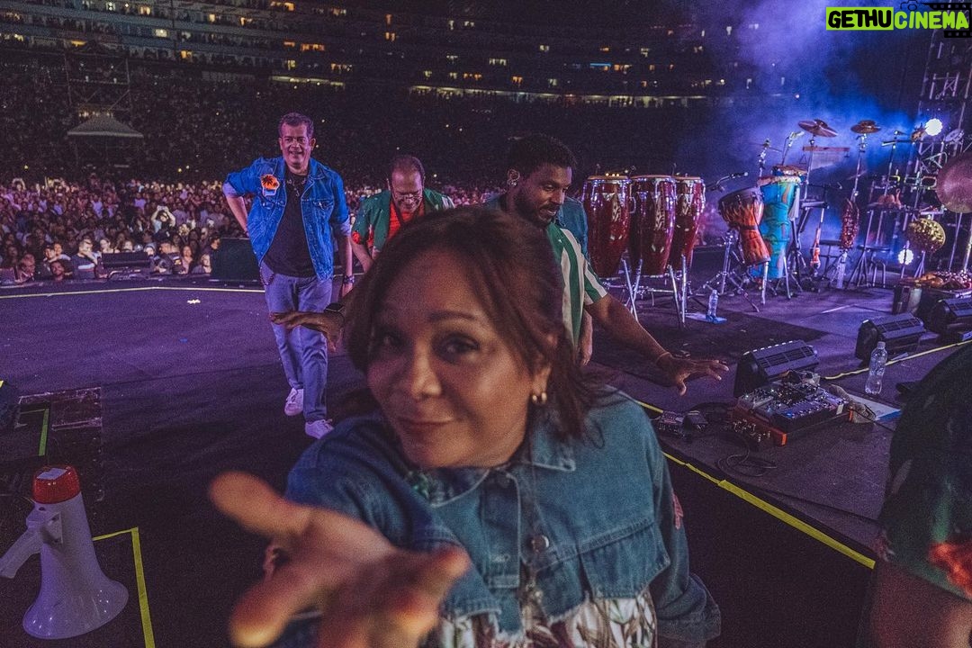 Juan Luis Guerra Instagram - ¡Gracias al maravilloso público de El Salvador por recibirnos con tanta alegría y cariño! ¡Bendiciones y un fuerte abrazo! 📷@babeto #EntreMaryPalmerasTour @sdconcerts