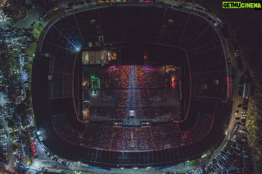 Juan Luis Guerra Instagram - ¡Gracias al maravilloso público de El Salvador por recibirnos con tanta alegría y cariño! ¡Bendiciones y un fuerte abrazo! 📷@babeto #EntreMaryPalmerasTour @sdconcerts