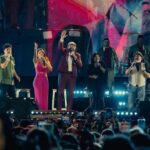 Juan Luis Guerra Instagram - Nada como cantar en mi país y compartir escenario con mis queridos amigos a quienes aprecio y admiro: Fonseca, Pavel Núñez, Techy Fatule, Melymel, Alex Ferreira, Maridalia Hernandez, Mariela Mercado, Adalgisa Pantaleón, Los Hermanos Rosario; Rafa, Tony y Luis, Vicente Garcia y Mozart La Para 📷 @danielgarciadr #EntreMaryPalmerasTour @sdconcerts
