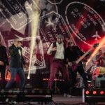Juan Luis Guerra Instagram - Nada como cantar en mi país y compartir escenario con mis queridos amigos a quienes aprecio y admiro: Fonseca, Pavel Núñez, Techy Fatule, Melymel, Alex Ferreira, Maridalia Hernandez, Mariela Mercado, Adalgisa Pantaleón, Los Hermanos Rosario; Rafa, Tony y Luis, Vicente Garcia y Mozart La Para 📷 @danielgarciadr #EntreMaryPalmerasTour @sdconcerts