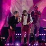 Juan Luis Guerra Instagram - Nada como cantar en mi país y compartir escenario con mis queridos amigos a quienes aprecio y admiro: Fonseca, Pavel Núñez, Techy Fatule, Melymel, Alex Ferreira, Maridalia Hernandez, Mariela Mercado, Adalgisa Pantaleón, Los Hermanos Rosario; Rafa, Tony y Luis, Vicente Garcia y Mozart La Para 📷 @danielgarciadr #EntreMaryPalmerasTour @sdconcerts