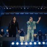 Juan Luis Guerra Instagram - Nada como cantar en mi país y compartir escenario con mis queridos amigos a quienes aprecio y admiro: Fonseca, Pavel Núñez, Techy Fatule, Melymel, Alex Ferreira, Maridalia Hernandez, Mariela Mercado, Adalgisa Pantaleón, Los Hermanos Rosario; Rafa, Tony y Luis, Vicente Garcia y Mozart La Para 📷 @danielgarciadr #EntreMaryPalmerasTour @sdconcerts