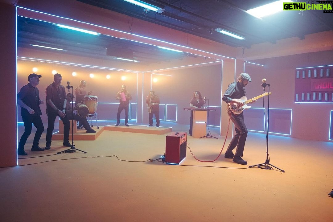 Juan Luis Guerra Instagram - Detrás de cámaras de la filmación del nuevo vídeo La Noviecita. ¿Ya lo viste? #RadioGüira