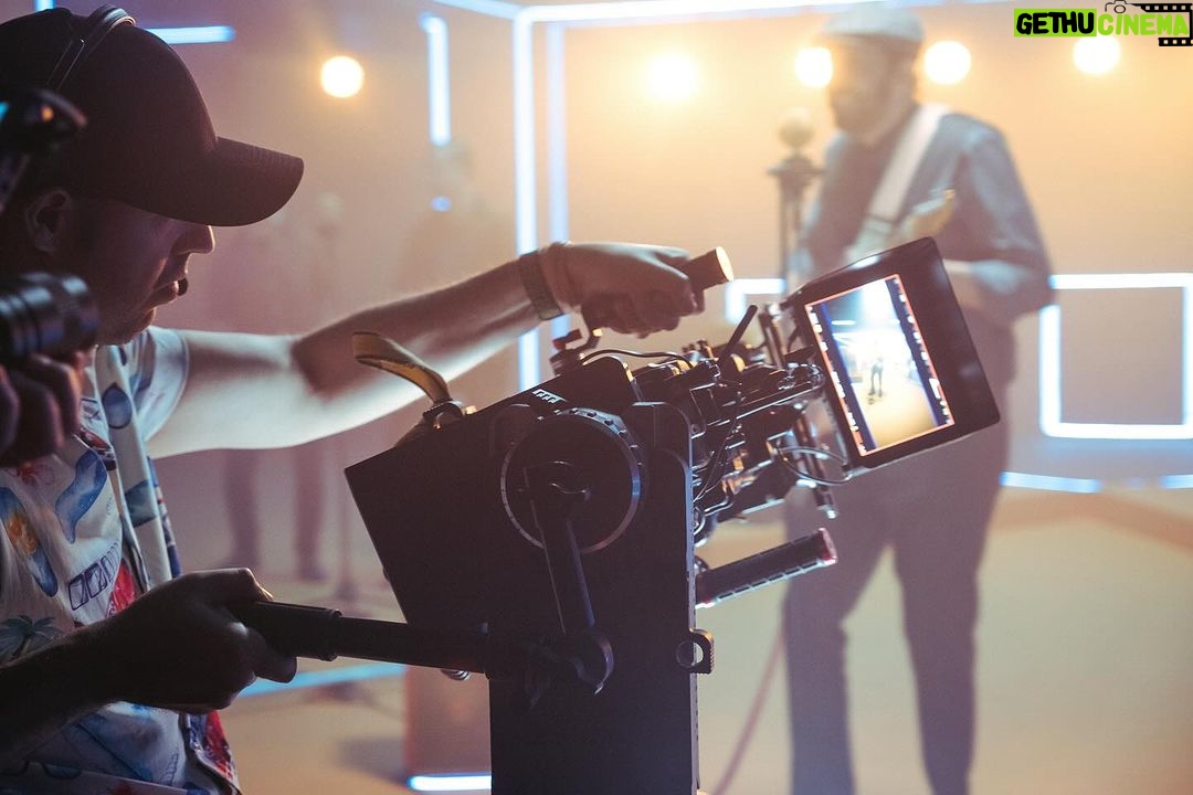 Juan Luis Guerra Instagram - Detrás de cámaras de la filmación del nuevo vídeo La Noviecita. ¿Ya lo viste? #RadioGüira