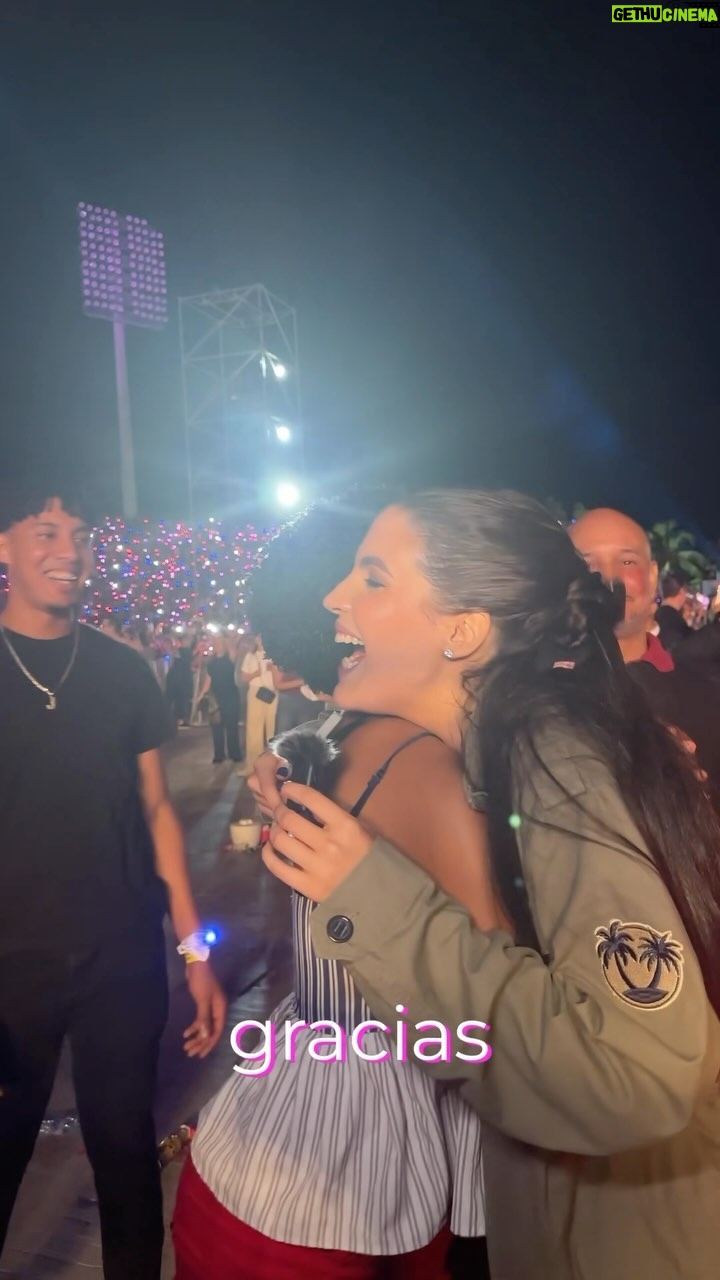 Juan Luis Guerra Instagram - De nuevo @popiguerra por aquí 💁🏻♀️ gracias a todos los que compartieron conmigo en el concierto y en los comentarios!!! (Sigo siendo la hija favorita de JL y ahora del público🩷🥇@jeanguerra) 🎥 @stefanodacunha