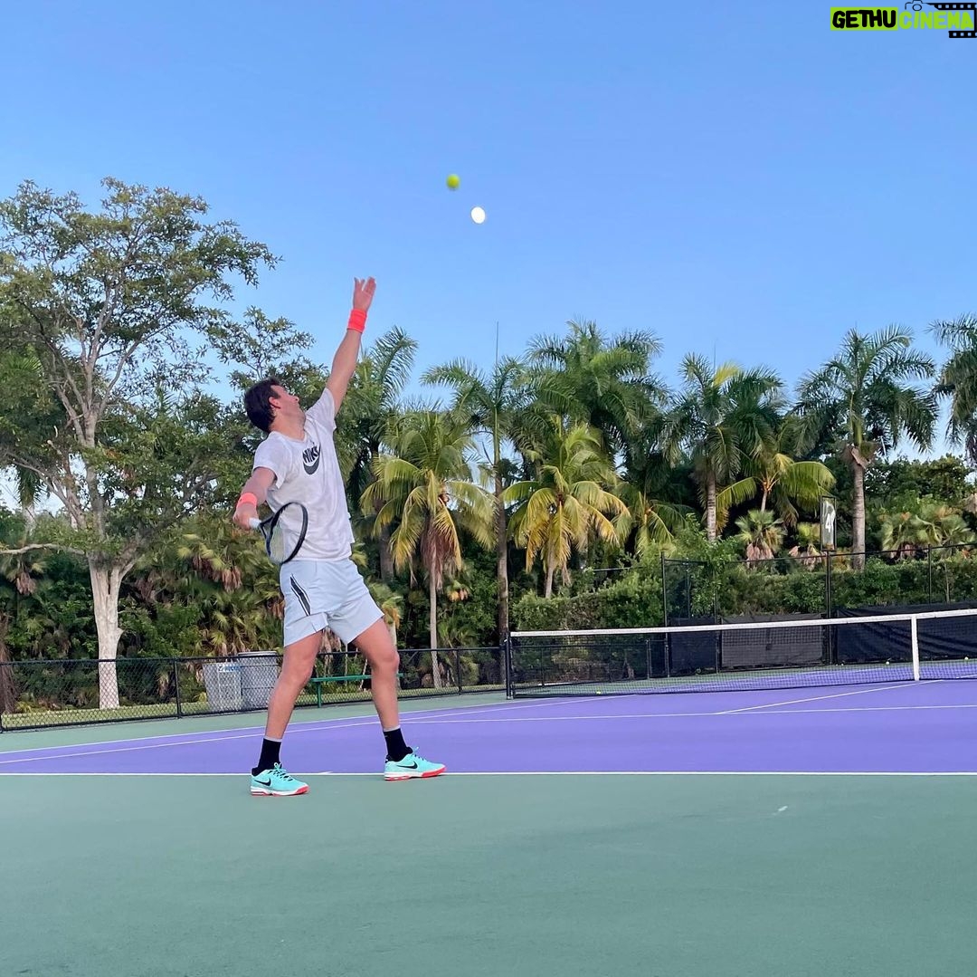 Juan Martin del Potro Instagram - A cuál le pego? 🎾🌘 Miami, Florida