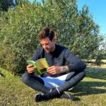 Juan Martin del Potro Instagram - Viernes de 🌞ideal para #VitaminaD y disfrutando este gran 📚. Cuál recomiendan? 😉 . . Enjoying the sun and this ☀️📚 Which book would you recommend?