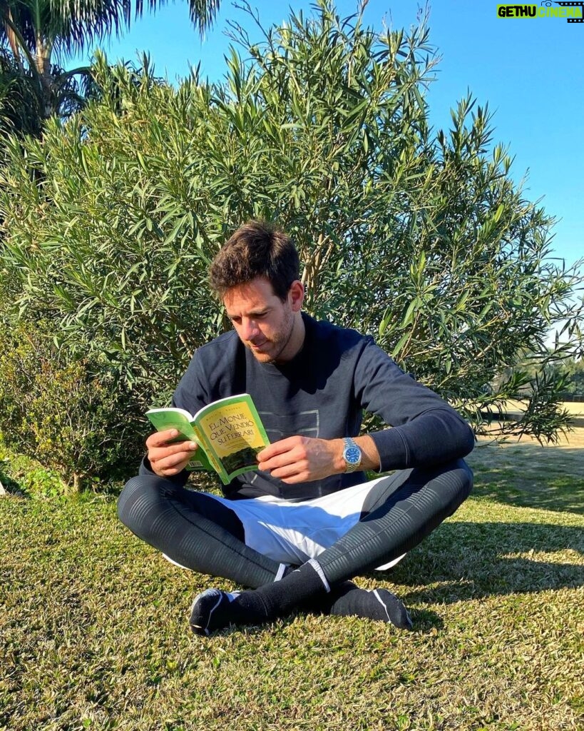 Juan Martin del Potro Instagram - Viernes de 🌞ideal para #VitaminaD y disfrutando este gran 📚. Cuál recomiendan? 😉 . . Enjoying the sun and this ☀️📚 Which book would you recommend?
