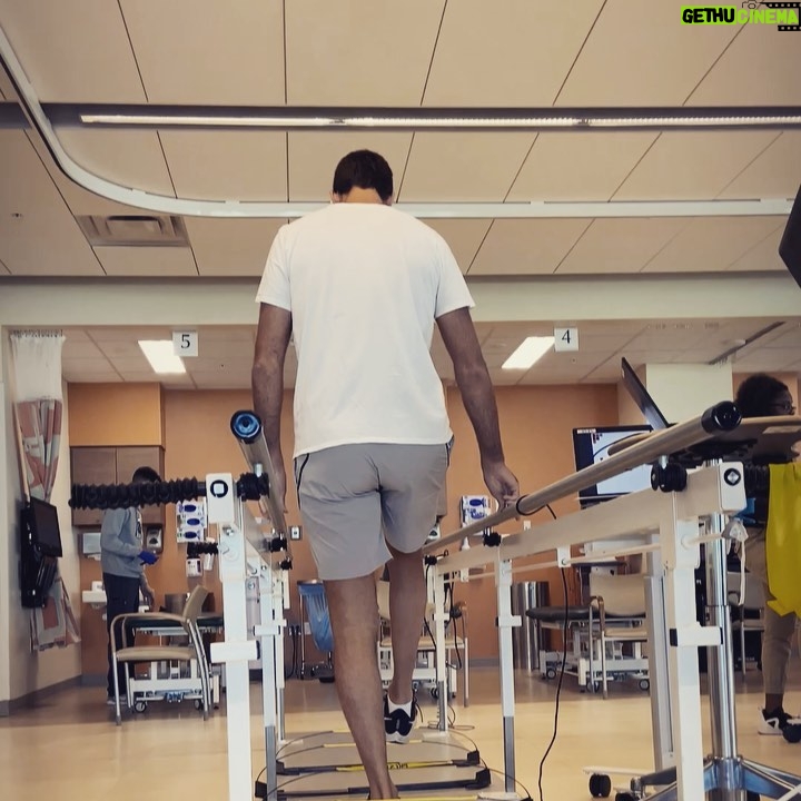 Juan Martin del Potro Instagram - 48 horas después de la cirugía, los primeros pasos. 🚶♂️💪🙌 . . First steps, two days after the surgery... The Lennar Foundation Medical Center