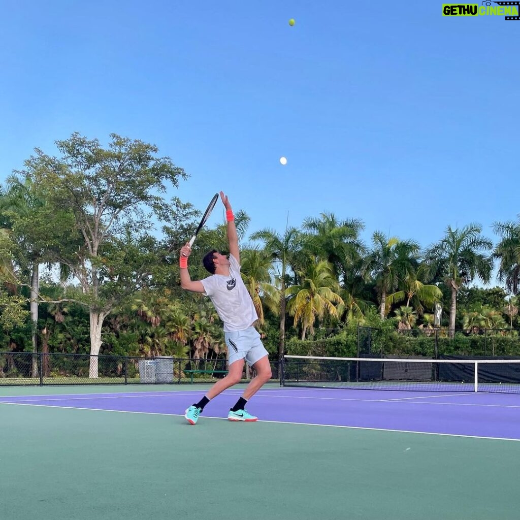 Juan Martin del Potro Instagram - A cuál le pego? 🎾🌘 Miami, Florida