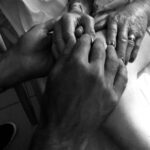 Juan Martin del Potro Instagram - Cuando te quedaba poca fuerza, cuando tu deseo era descansar en Paz, cuando ya no soportabas más el sufrimiento, y tantas otras cosas dolorosas, fuiste capaz de darme la mano y regalarme el último momento de amor que quedó grabado en esta foto y quedará por siempre en mi corazón. No era necesario, pero sin embargo lo hiciste una vez más dejando marcado por siempre tu fortaleza y amor por tu familia y tus nietos. Te amo abuela. Hasta siempre!!! 🙏💖