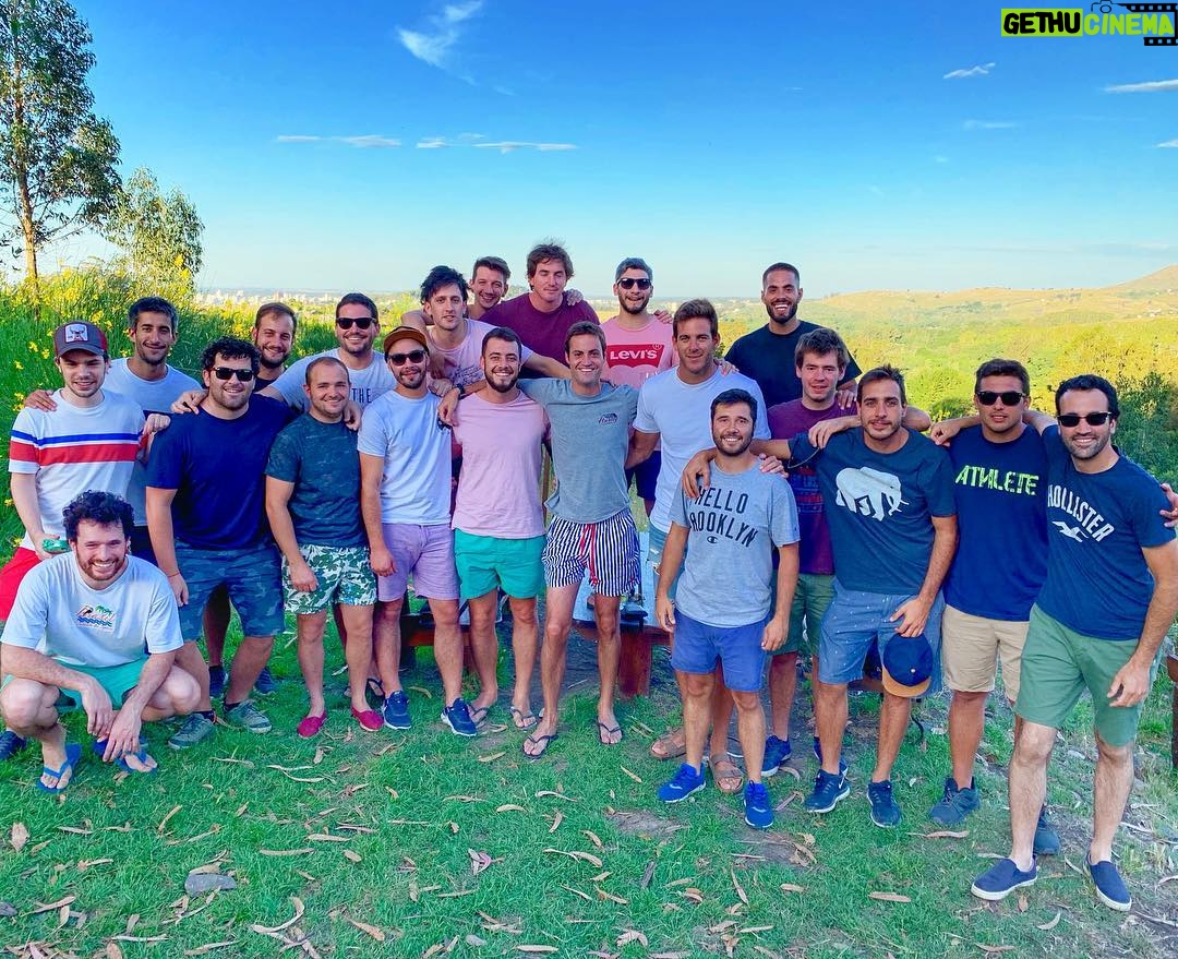 Juan Martin del Potro Instagram - Con los amigos de siempre, en la Ciudad mΓ‘s linda, les deseo que pasen una gran Navidad ππ
πΌπ Tandil, Argentina