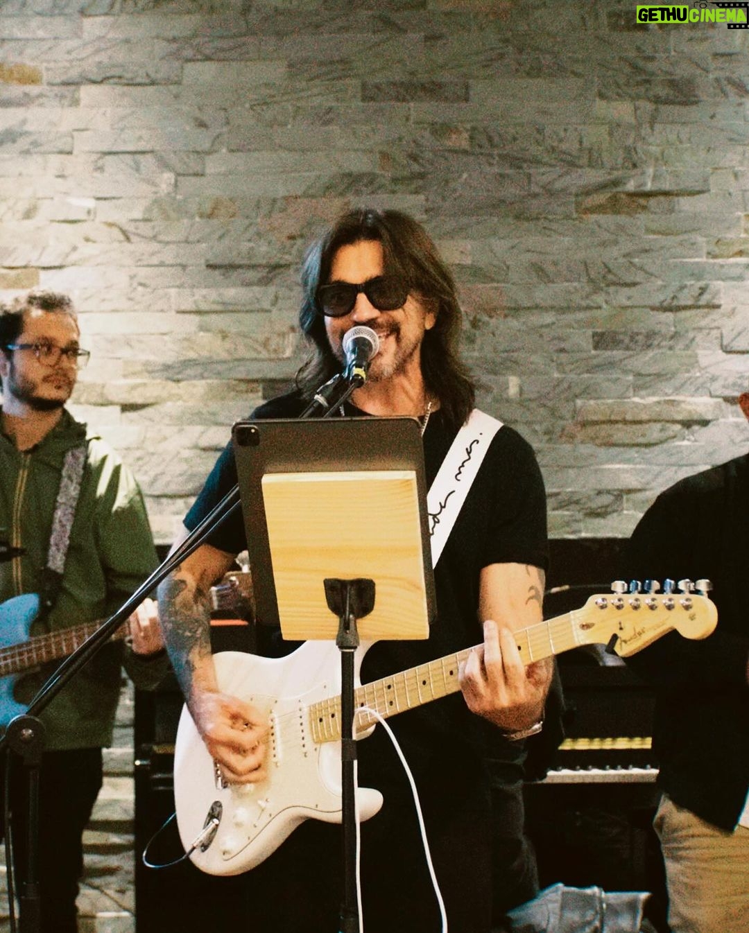 Juanes Instagram - Feliz celebrando con los aliados de la @fmisangre Gracias por ser parte vital de nuestra historia, que es también la de todos 🙏🏼
