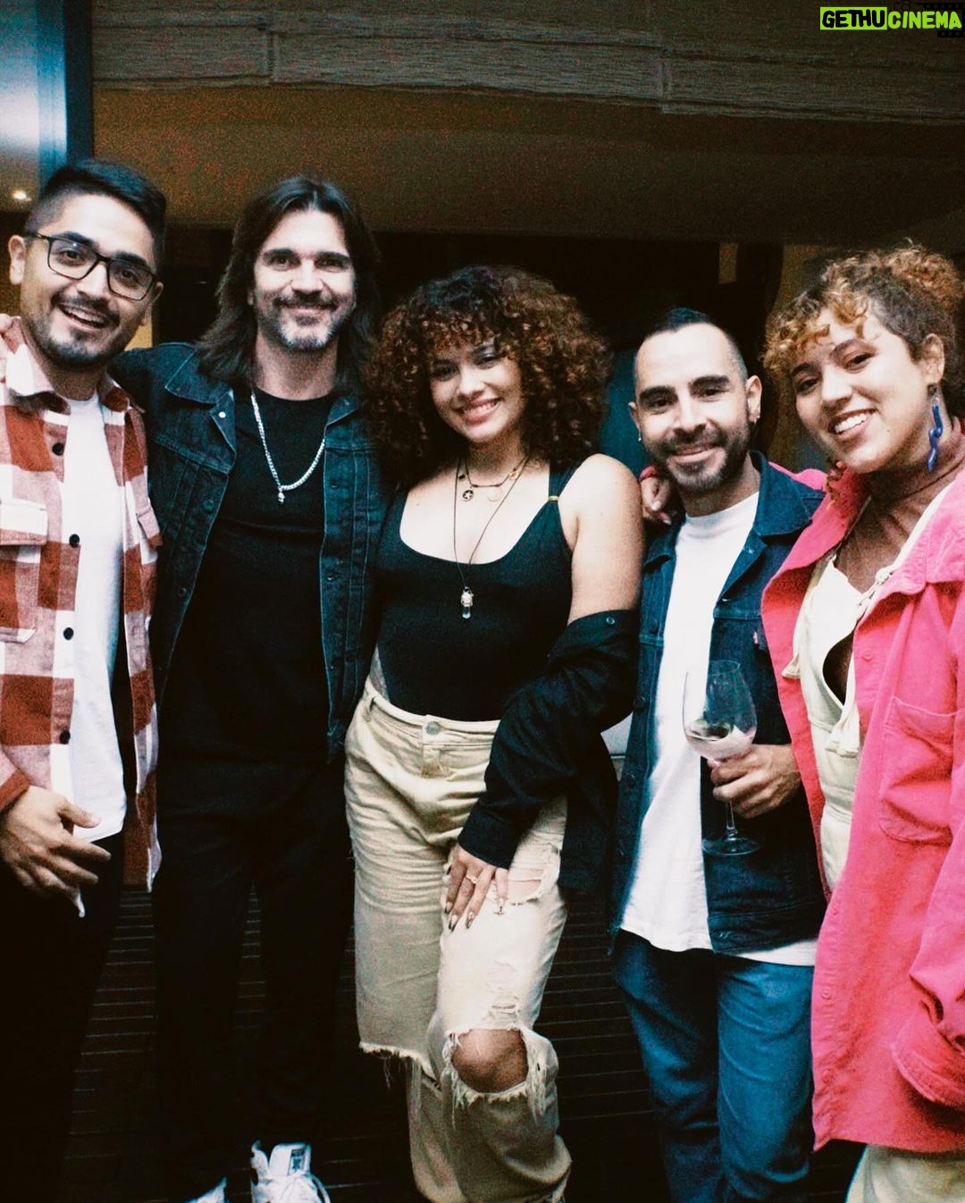 Juanes Instagram - Feliz celebrando con los aliados de la @fmisangre Gracias por ser parte vital de nuestra historia, que es también la de todos 🙏🏼