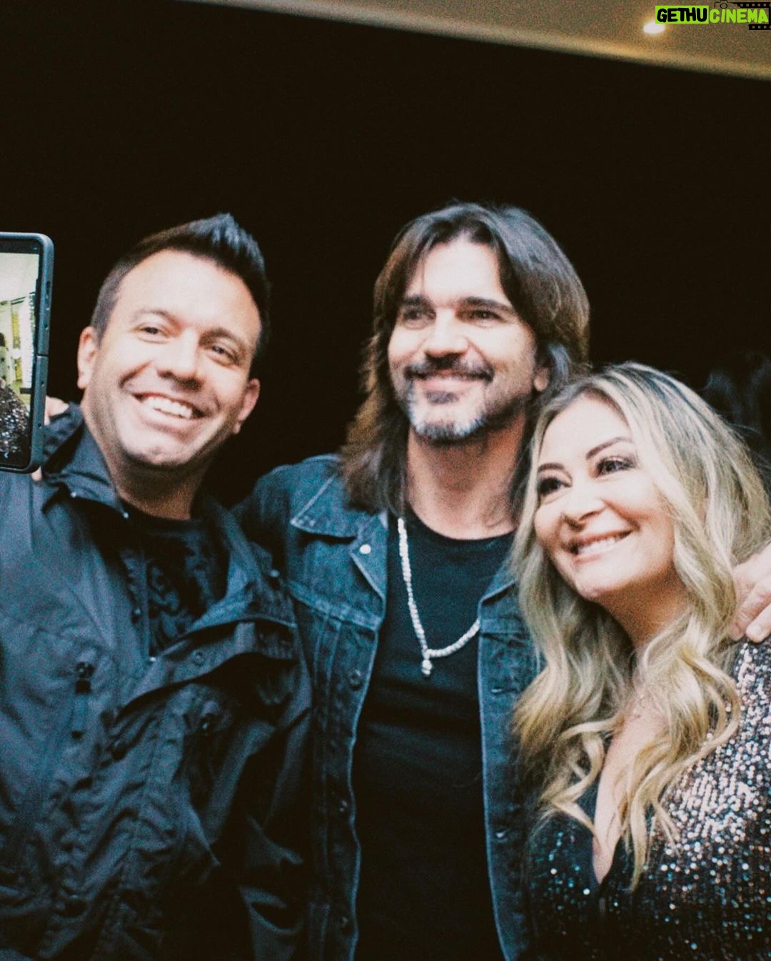 Juanes Instagram - Feliz celebrando con los aliados de la @fmisangre Gracias por ser parte vital de nuestra historia, que es también la de todos 🙏🏼