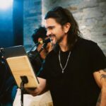 Juanes Instagram - Feliz celebrando con los aliados de la @fmisangre Gracias por ser parte vital de nuestra historia, que es también la de todos 🙏🏼
