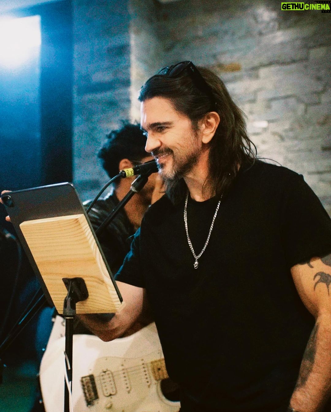 Juanes Instagram - Feliz celebrando con los aliados de la @fmisangre Gracias por ser parte vital de nuestra historia, que es también la de todos 🙏🏼