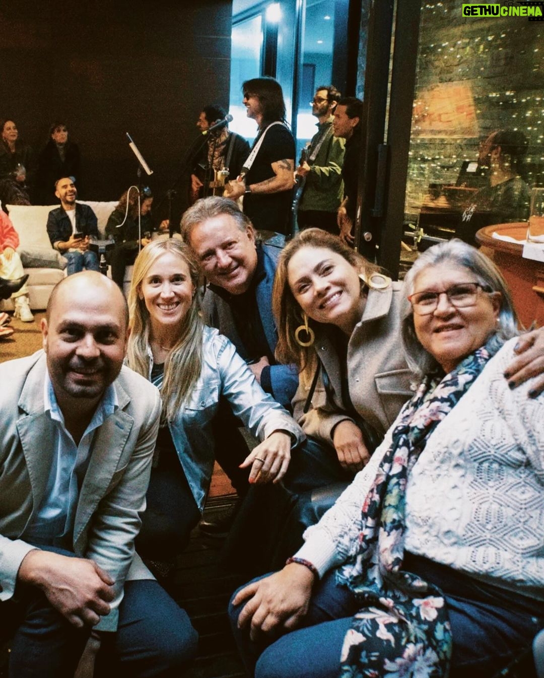 Juanes Instagram - Feliz celebrando con los aliados de la @fmisangre Gracias por ser parte vital de nuestra historia, que es también la de todos 🙏🏼