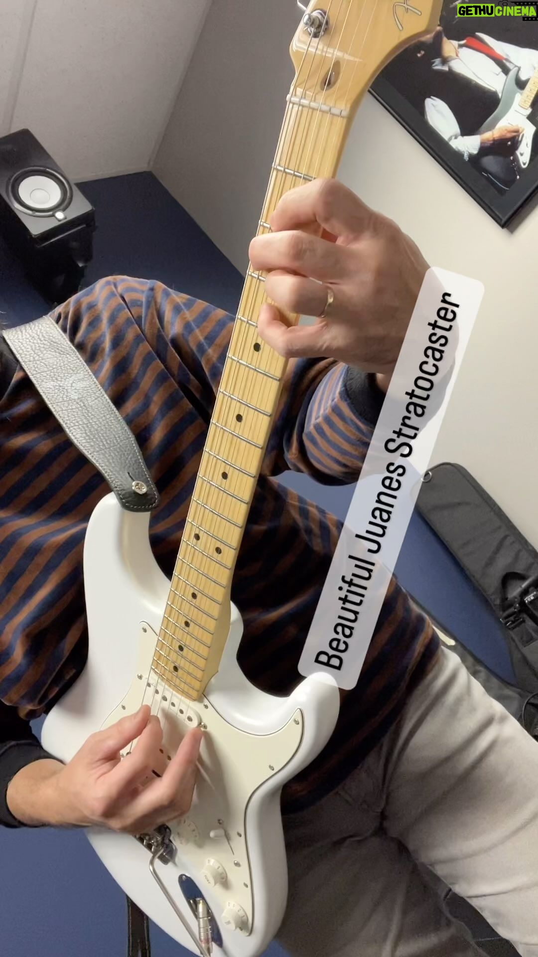 Juanes Instagram - Beautiful @juanes Stratocaster with these cool voice leading chords a la Joe Pass ❤️🎸🎶 I will pose these chords on my lunch time lesson at my YouTube channel‼️🎶🎸 #1625 #jazz #chords #juanes #stratocaster #fender #joepass #voiceleading #tomofujita #guitarwisdom