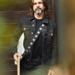 Juanes Instagram – Quiero abrir las puertas de mi casa en Medellín para ustedes por una noche en @airbnb 🇨🇴 Vida Cotidiana es un álbum que cuenta historias que nacieron allí, en ese lugar tan especial donde viven la esencia y el alma de este último álbum.

Quiero invitarlos a que vivan un poco de mi vida cotidiana por una noche.

Las reservas se abren el próximo 28 de noviembre a las 11:00 am hora Colombia, pendientes pues 🥔👀 #airbnbpartner Medellín, Colombia